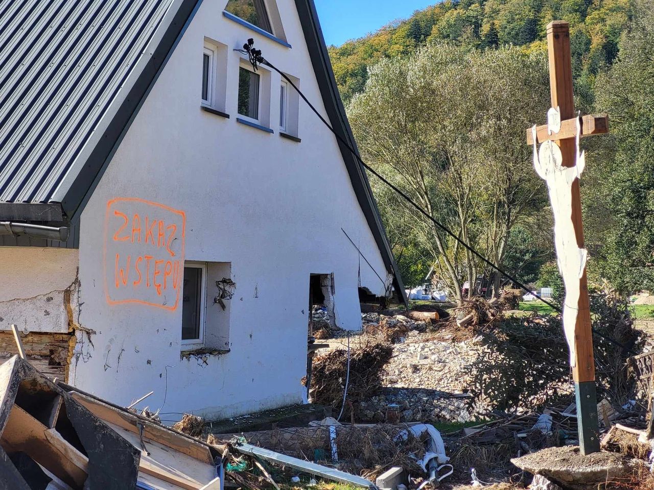 "Jak chcą nas wysiedlić, niech to zrobią". Radochów sprząta po powodzi i nie wie, co dalej