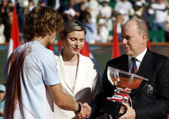 Charlene i Albert II wręczają puchar zwycięzcy turnieju Monte Carlo Masters