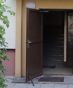 Łódź. Na klatkach grasuje zboczeniec. Podaje się za masażystę