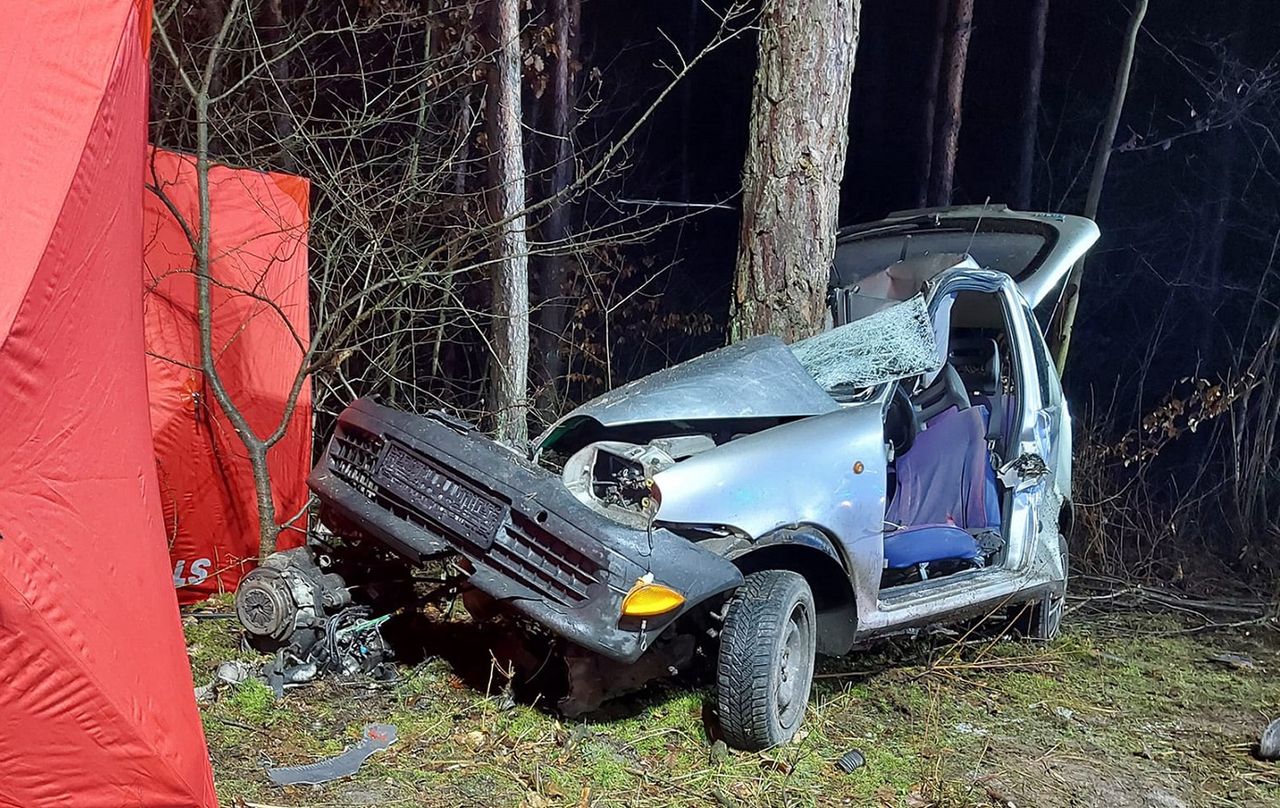 Tragiczny wypadek. Auto roztrzaskało się o drzewo