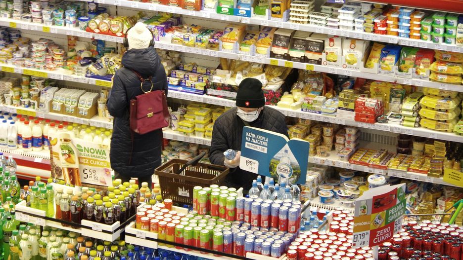Stock MaBa
PHOTO: ZOFIA I MAREK BAZAK / EAST NEWS   Warszawa Hala Mirowska N/z zakupy w sklepie "Spolem" WSS Srodmiescie
ZOFIA BAZAK