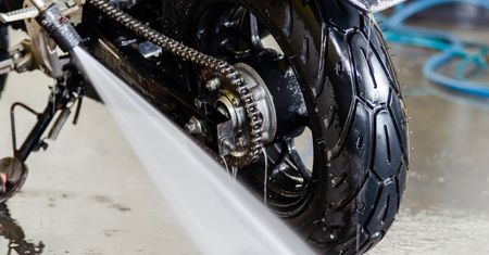 Zobacz, jak myć motocykl. Prosty błąd może doprowadzić do awarii