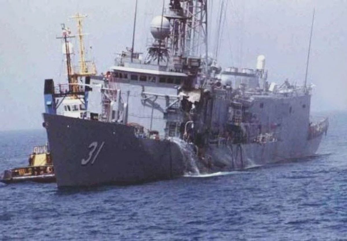 Fregata USS Stark po trafieniu pociskami Exocet