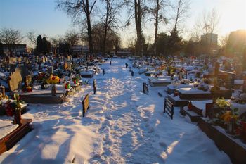 Trudna sytuacja na cmentarzach na Podlasiu. "Kucie jak w betonie"
