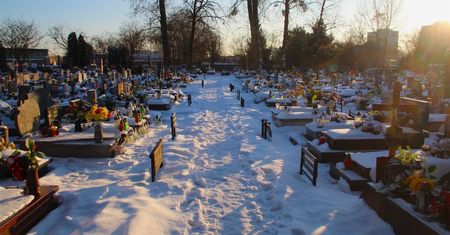 Trudna sytuacja na cmentarzach na Podlasiu. "Kucie jak w betonie"