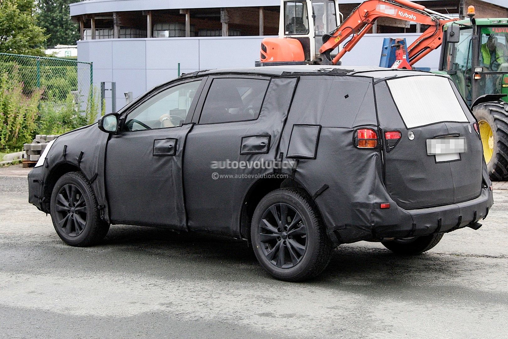 Nowa Toyota RAV4 (2013) - zdjęcie szpiegowskie (źródło: Autoevolution)