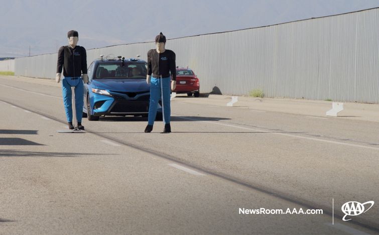 Przy prędkości 32 km/h zaskakująco dobrze poradziła sobie Toyota Camry