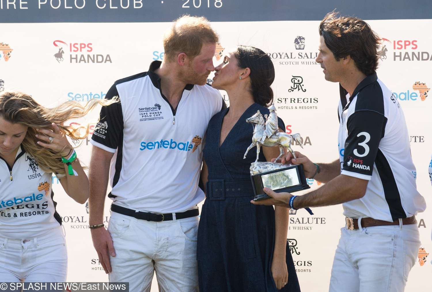 Meghan Markle i książę Harry całują się na meczu polo