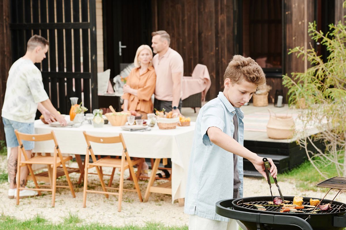 Savoir-vivre na grillu. Jak się zachowywać? Fot. Pexels