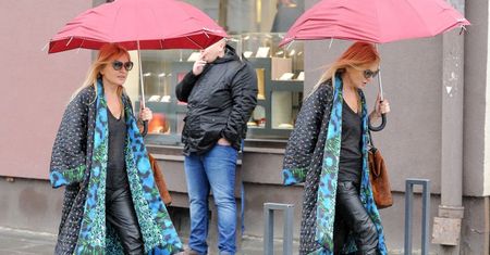 Monika Olejnik walczy z deszczem w płaszczu-kołdrze i z różowym parasolem (ZDJĘCIA)