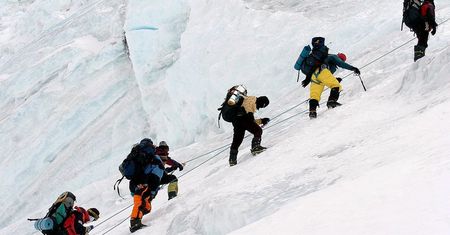 Zrobili rzeźby ze śmieci z Mount Everestu