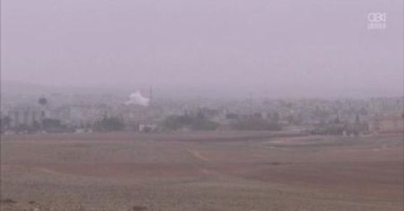 Czarne kłęby gęstego dymu unoszą się nad Kobane; trwa walka o kontrolę nad miastem