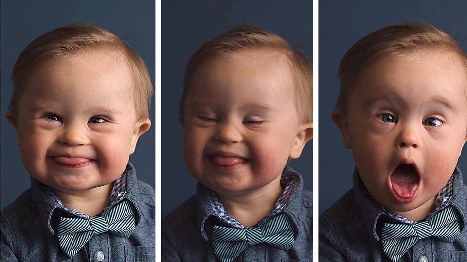 Asher Nash ma 15 miesięcy i uwielbia nosić muszki