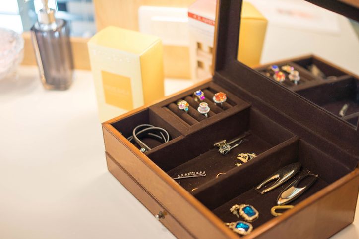 Pojemna szkatułka na biżuterię – prosty sposób na uporządkowanie błyskotek