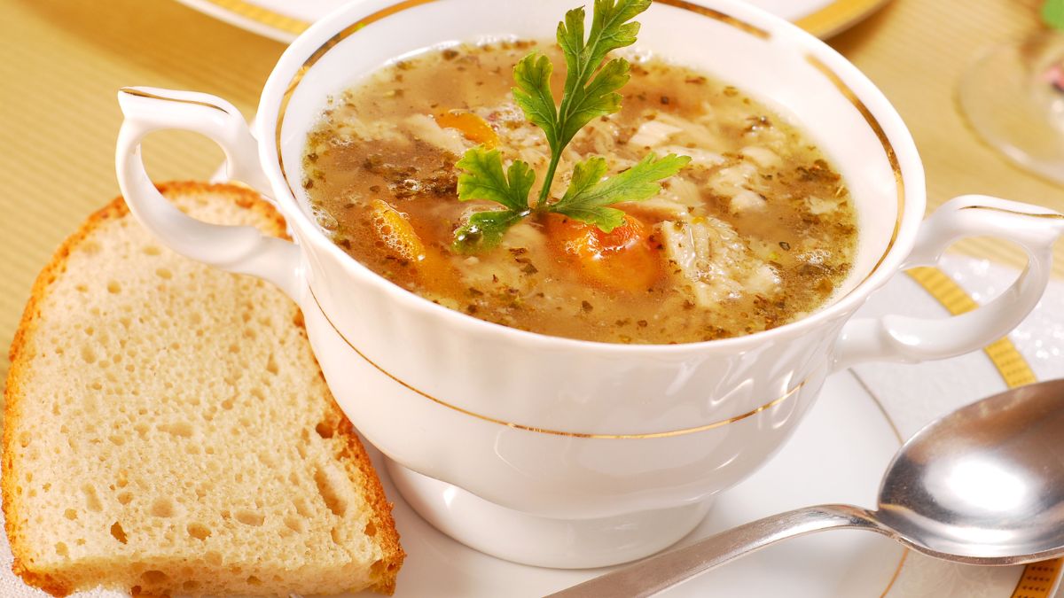 Flaki wołowe w formie zupy to jedna z perełek kulinarnych PRL-u