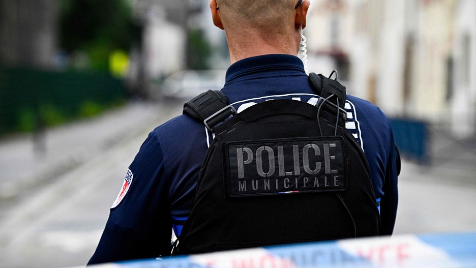 Francuska policja zastrzeli?a napastnika, kt�ry zaatakowa? ludzi ?rubokr?tem
A municipal police officer stands near a crime scene after a man was shot dead by the municipal police after the attack with a screwdriver on a cleaning agent, in Aubervilliers near Paris, on June 19, 2024. A man was shot dead on June 19, 2024, morning in Aubervilliers by the municipal police after the attack with a screwdriver on a cleaning agent, AFP learned from police sources. During this attack which occurred around 7:30 a.m., a worker and a police officer were injured but their life-threatening condition is not in jeopardy. The author was then killed by a municipal police officer who used his weapon twice, according to one of the sources. (Photo by JULIEN DE ROSA / AFP)
JULIEN DE ROSA