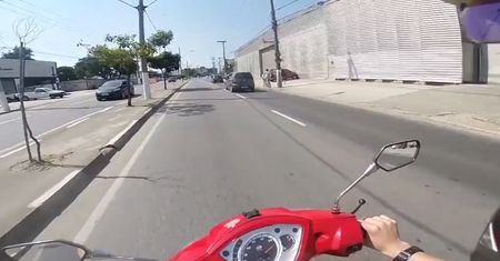 Skuterem prosto na auto. Wszystko nagrała jego kamera