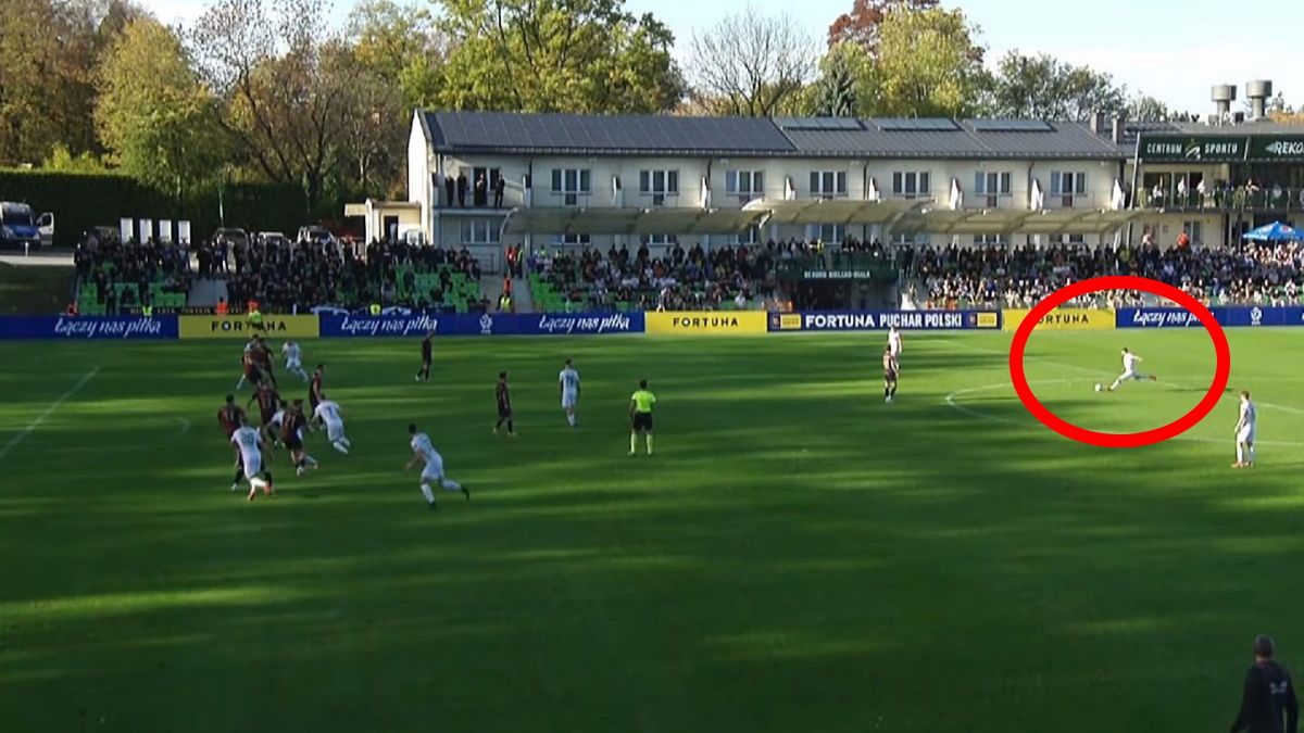 Zdjęcie okładkowe artykułu: YouTube / Łączy Nas Piłka / Tomasz Nowak strzelił spektakularnie z prawie połowy boiska