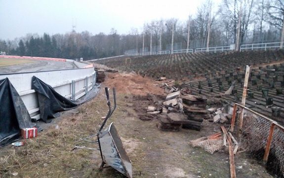 Tak na miesiąc przed startem ligi wygląda zachodnia trybuna w Poznaniu (źródło: facebook.com/zuzelpoznan)