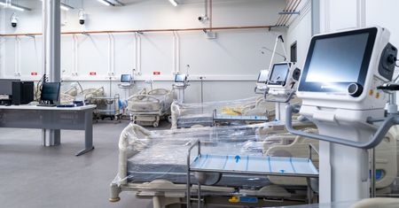 Koronawirus. Szpitale covidowe świecą pustkami. Ludzie umierają na inne choroby
