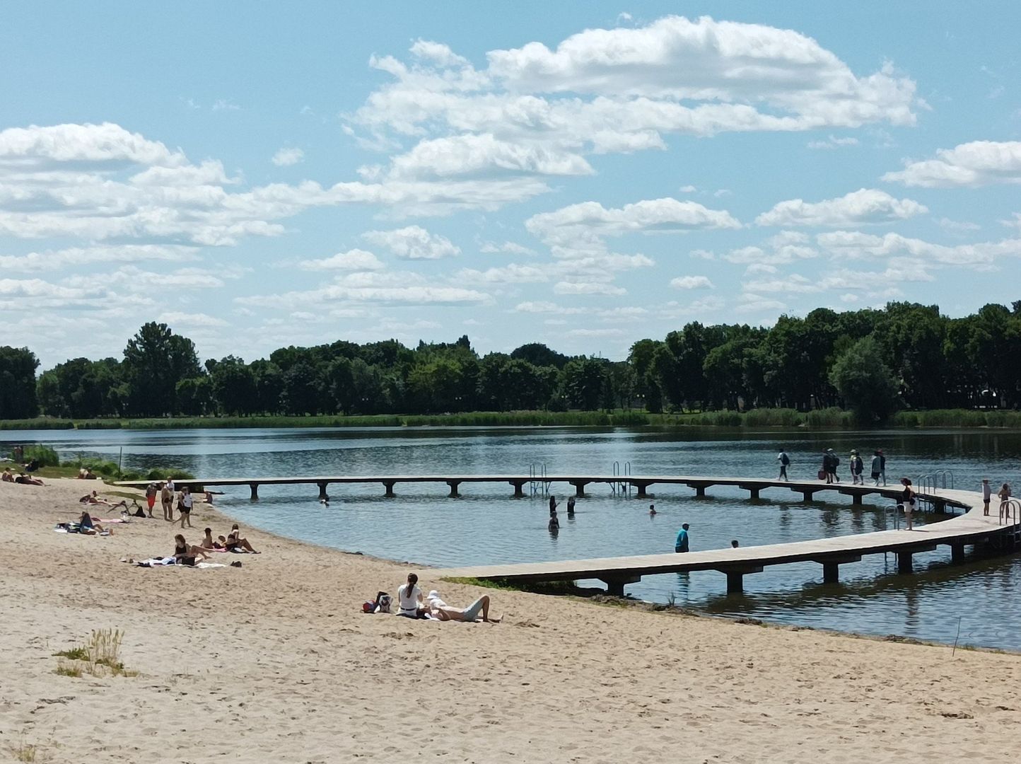 Pierwszy dzień lata nad zalewem Borki w Radomiu.