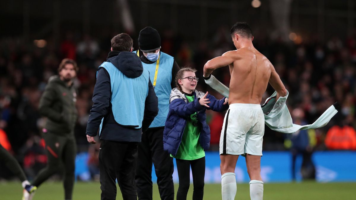 Zdjęcie okładkowe artykułu: PAP/EPA / Aidan Crawley / Na zdjęciu: Cristiano Ronaldo przekazuje koszulkę 11-letniej fance
