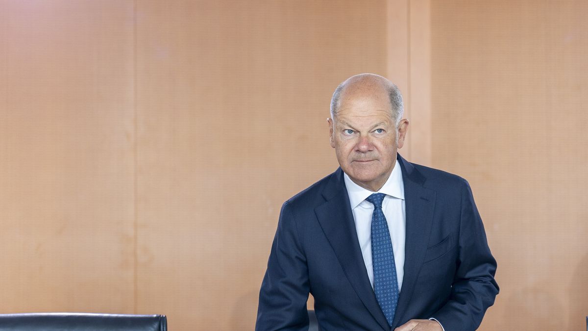 BERLIN, GERMANY - APRIL 30: Interim German Chancellor Olaf Scholz arrives for the last meeting of his government cabinet on April 30, 2025 in Berlin, Germany. A new government coalition of Christian Democrats (CDU/CSU) and Social Democrats (SPD) will likely take office shortly after May 6. (Photo by Maja Hitij/Getty Images)