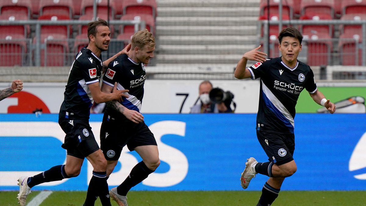 piłkarze Arminii Bielefeld cieszą się z gola