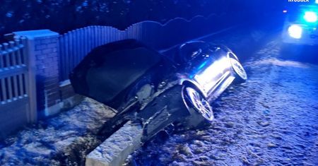 Śląsk. Rajd pijanego kierowcy jaguara w Pacanowie. Kolizja, a potem rów