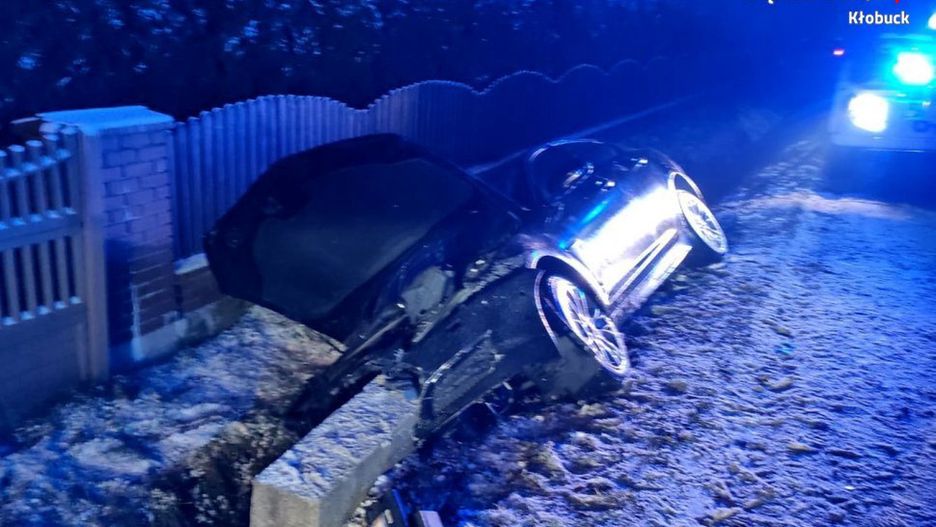 Śląsk. W Pacanowie – powiat kłobucki - pijany kierowca jaguara stracił panowanie nad pojazdem.