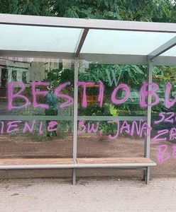 Antyszczepionkowcy w natarciu we Wrocławiu. "Bestiobus"