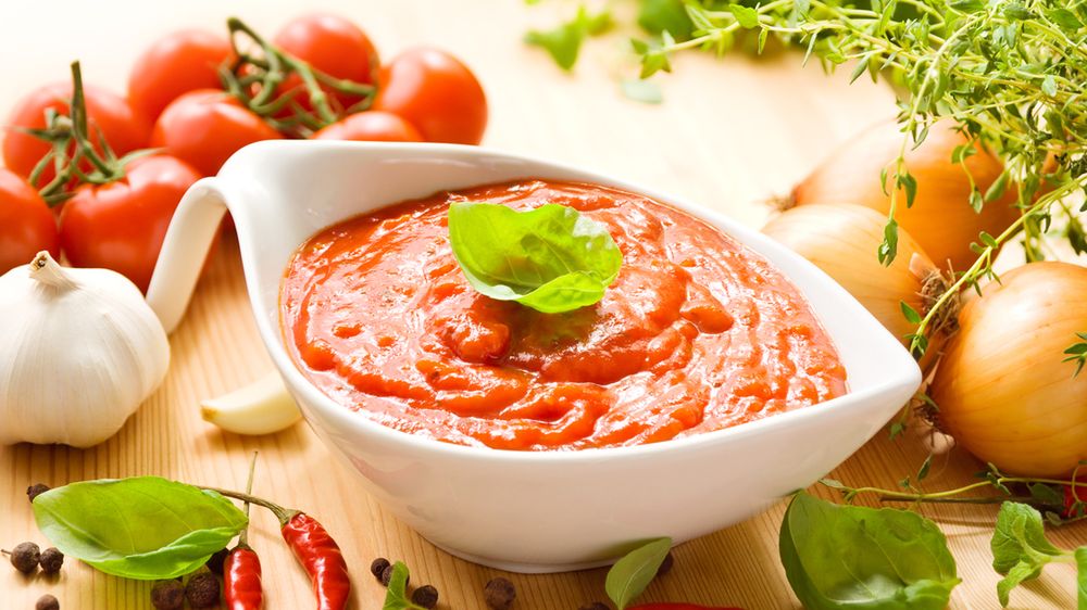 Sos pomidorowy z dodatkiem cebuli w puszce