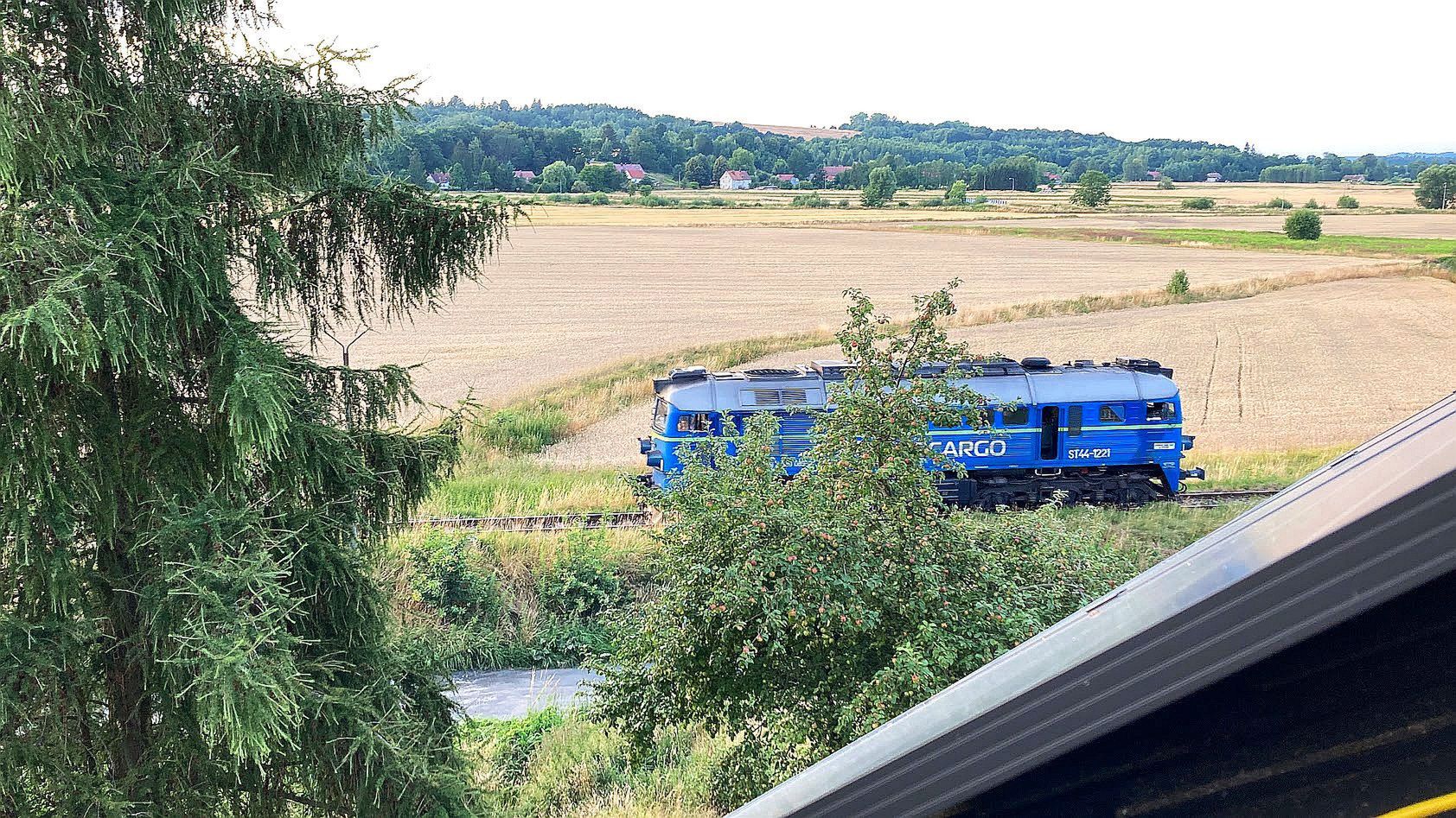 Od czasu do czasu za oknem niespiesznie przejedzie pociąg