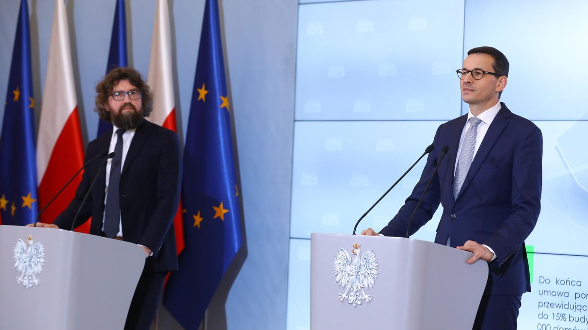 Premier Mateusz Morawiecki i wiceminister przedsiębiorczości Piotr Woźniak, odpowiadający w rządzie za czyste powietrze