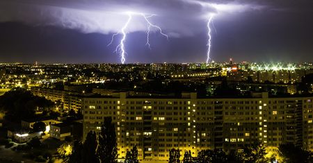 Wyjątkowo groźne burze i wichury suną nad Polskę. Nadchodzi apogeum