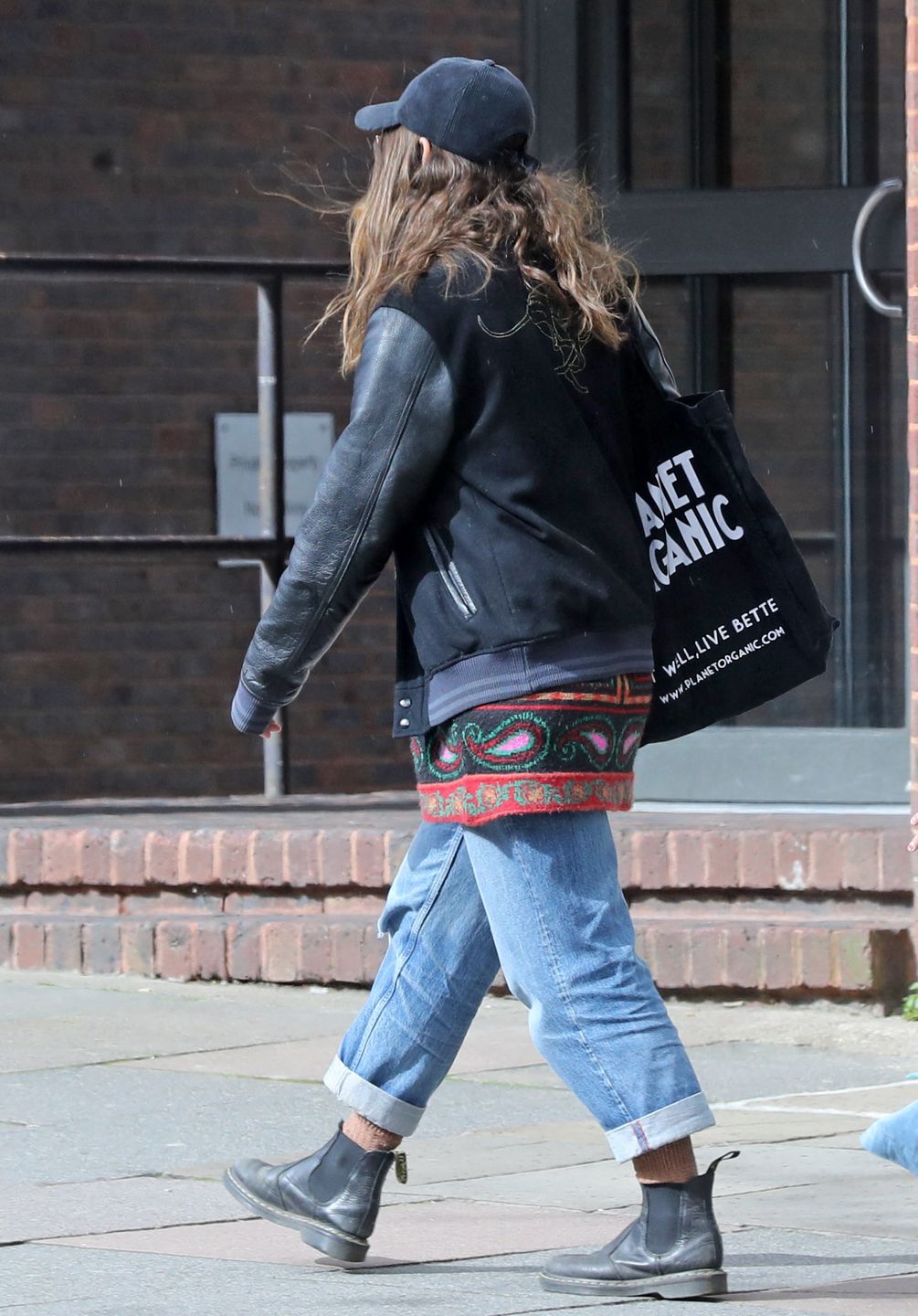 Keira Knightley spaceruje z córką po mieście