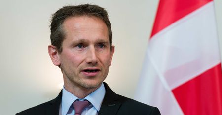 Zabierali imigrantom kosztowności. Teraz liczą, ile budżet może na nich zarobić