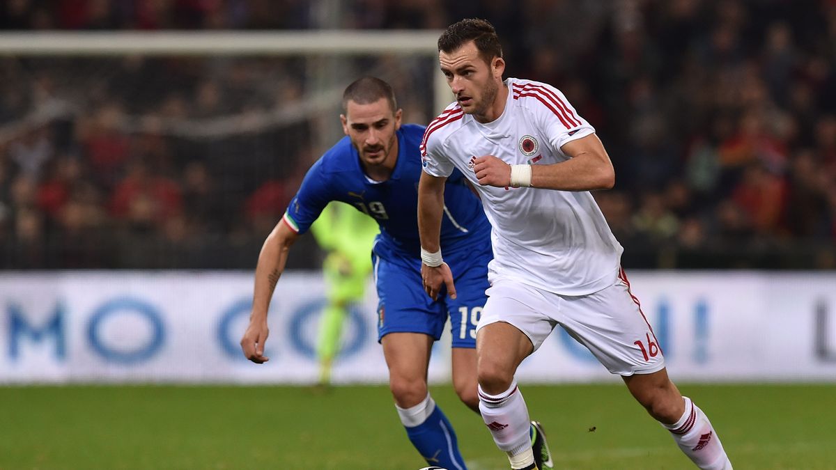 Leonardo Bonucci (z lewej) w walce o piłkę