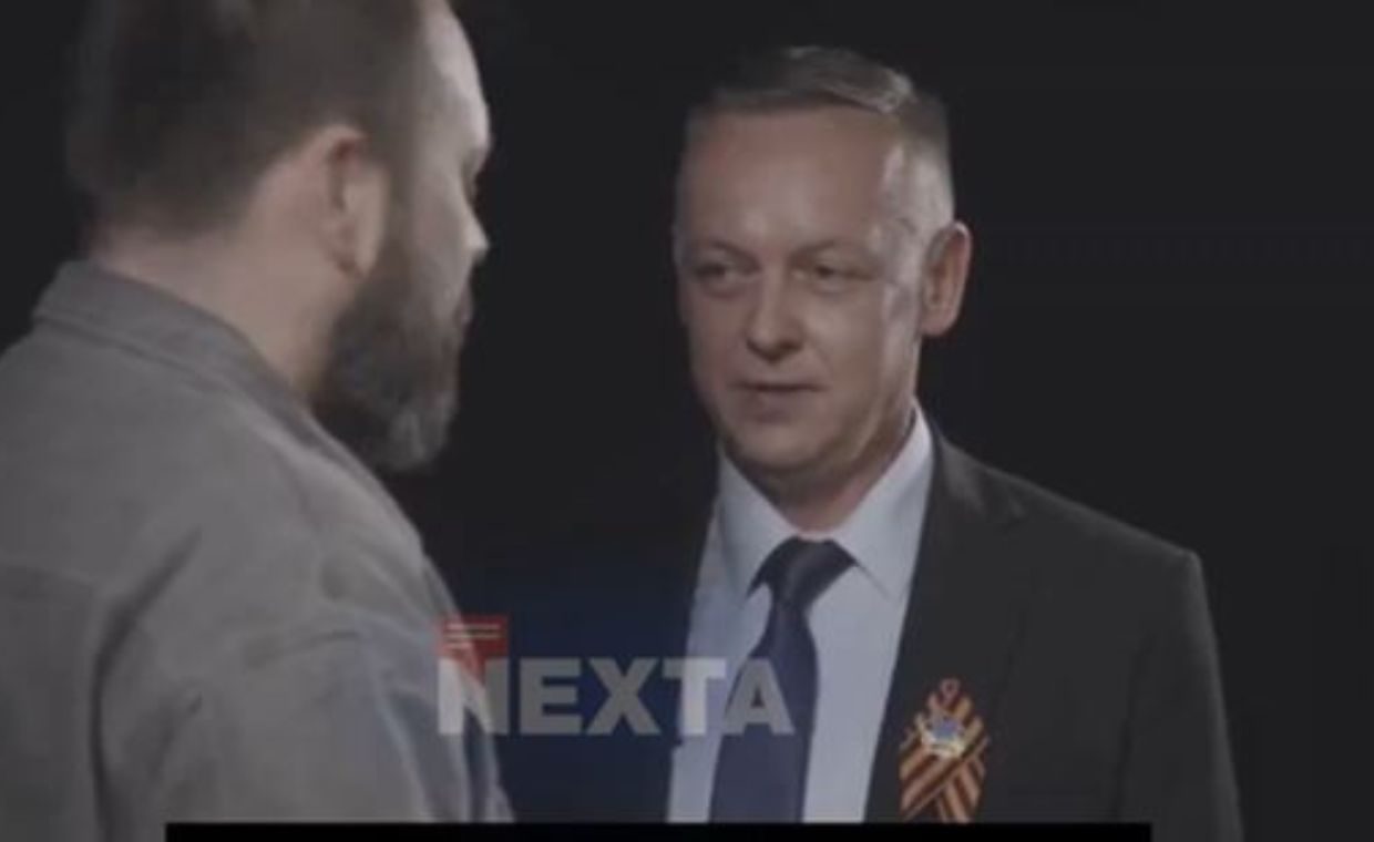 Tomasz Szmydt ze wstęgą św. Jerzego