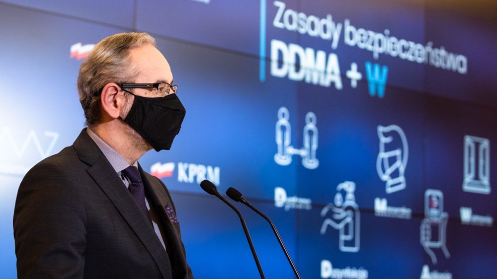 Minister zdrowia Adam Niedzielski studzi optymizm. Walka z wirusem wciąż trwa