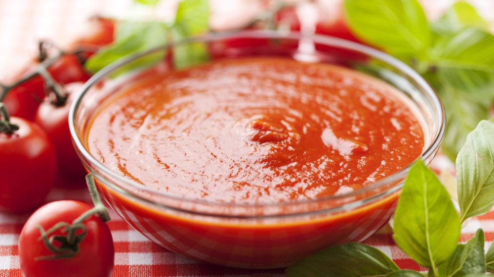 Sos pomidorowy z dodatkiem ziół i sera w puszce