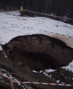 Gigantyczne zapadlisko tuż przy obwodnicy. Droga zamknięta