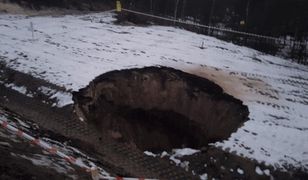 Gigantyczne zapadlisko tuż przy obwodnicy. Droga zamknięta