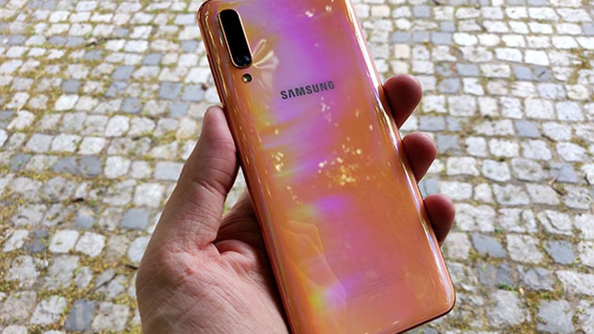 Smartfon z serii Galaxy A w dłoni