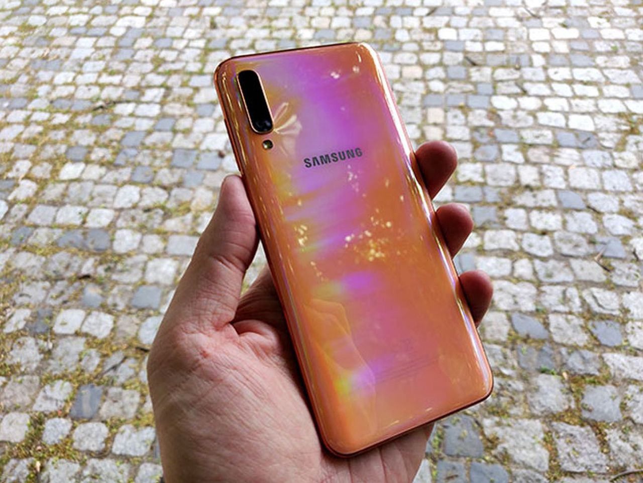 Smartfon z serii Galaxy A w dłoni