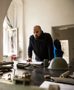 Materiałów szuka na wojskowych złomowiskach. Tworzy orkiestrę