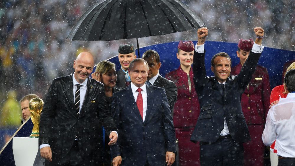 Gianni Infantino, Władimir Putin i Emmanuel Macron po finale MŚ 2018