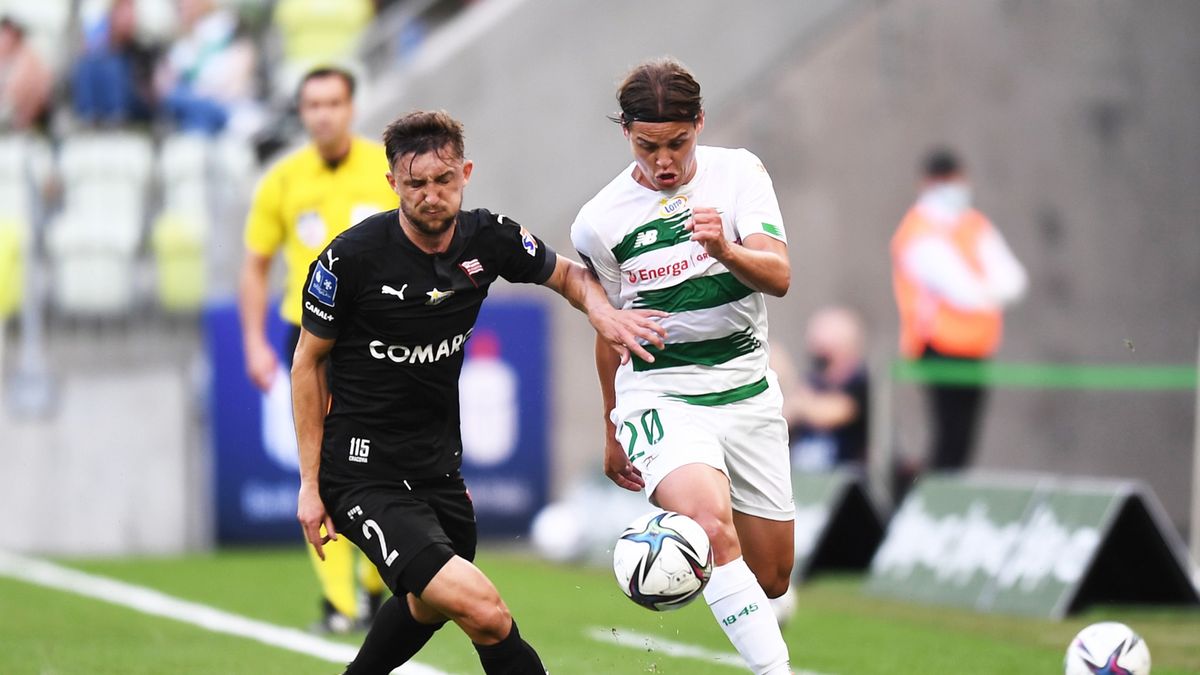 PAP / Marcin Gadomski / Na zdjęciu: piłkarz Lechii Gdańsk Conrado (z prawej) i Cornel Rapa (z lewej) z Cracovii 