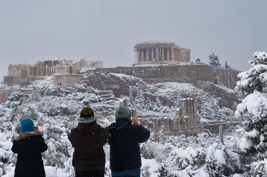 Akropol pokryty jest śniegiem