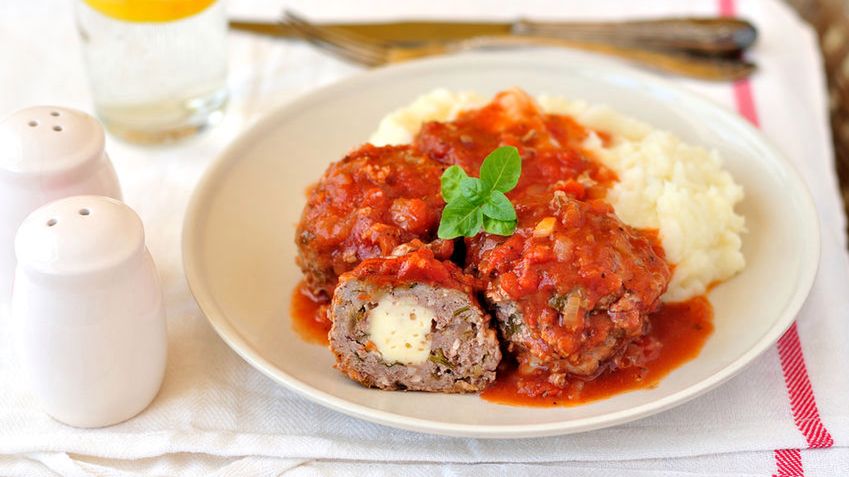 Sos pomidorowy z dodatkiem cebuli, zielonej papryki i selera w puszce